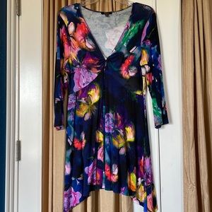 Cupio Iris floral print tunic top. Shark bite hemline. Vneck size Medium